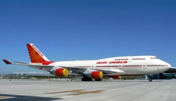 Vatrogasci vodenim topom uklanjali pčele sa prozora aviona (VIDEO)