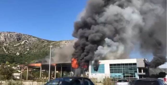 Veliki požar u centru Mostara, gore prostorije judo kluba (VIDEO)