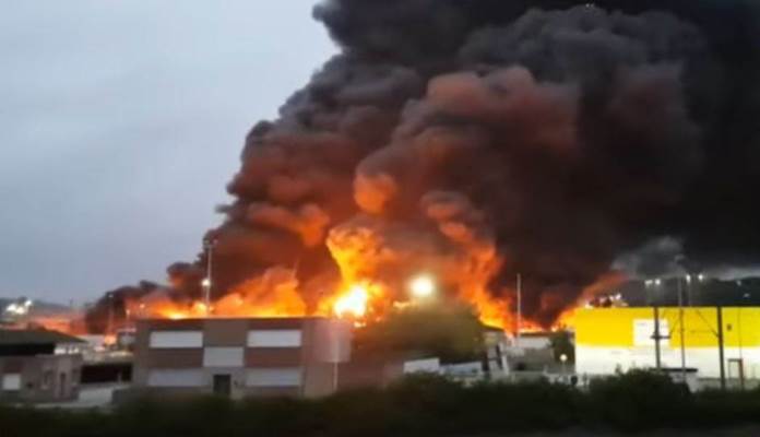 Gori fabrika u Francuskoj (VIDEO)