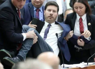Ivana Pernara straža ponovo iznijela iz sabornice Ivan Pernar