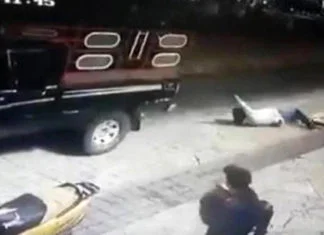 Gradonačelnika zavezali za kamion i vukli po ulici jer nije ispunio predizborna obećanja (VIDEO) Zavezan Za Kamion