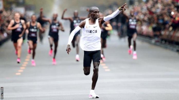 Eliud Kipchoge postao prvi atletičar koji je istrčao maraton za manje od dva sata