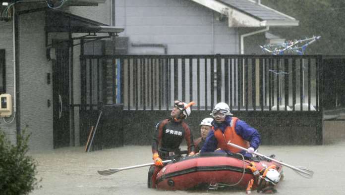 Snažan tajfun pogodio Japan, zabilježen i jak zemljotres (VIDEO)