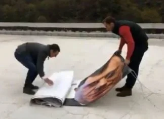 Nakon BiH i u Srbiji uklonjen plakat sa Vučićem i Dodikom (VIDEO)