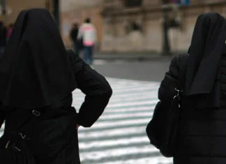 Časne sestre se vratile trudne sa misionarskog putovanja Časne Sestre