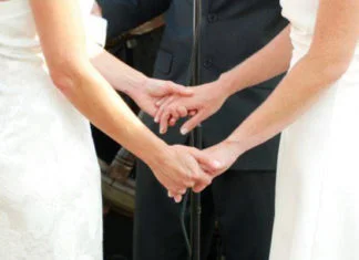 Njemačka zabranjuje “preobraćanje homoseksulaca” Lezbijski Brak