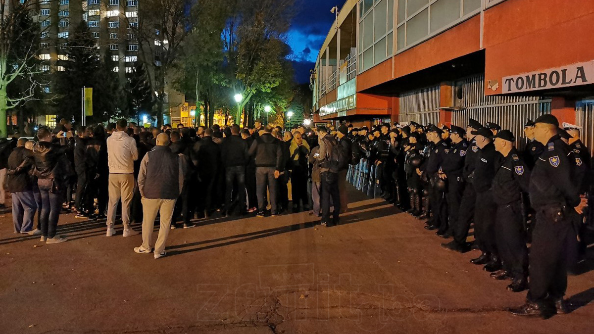 Mirni protest navijača Čelika ispred Bilinog polja (VIDEO+FOTO)