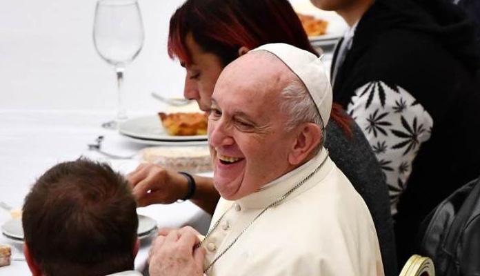 Papa Franjo ugostio na ručku 1.500 beskućnika