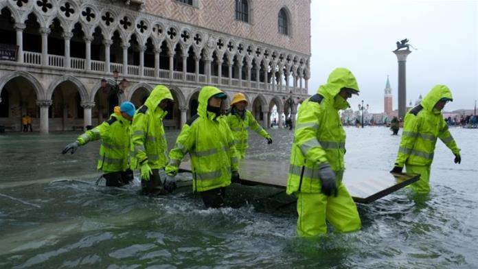 Venecija pod vodom: Najveća plima u proteklih 50 godina, dramatično stanje (VIDEO)