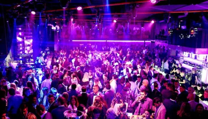 Žena rodila usred kluba, njena beba dobila doživotni besplatni ulaz