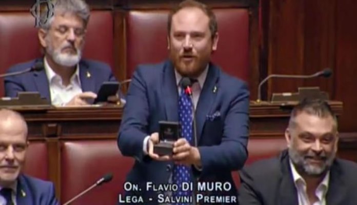 Italijanski političar pred kamerama zaprosio kolegicu na sjednici parlamenta (VIDEO)