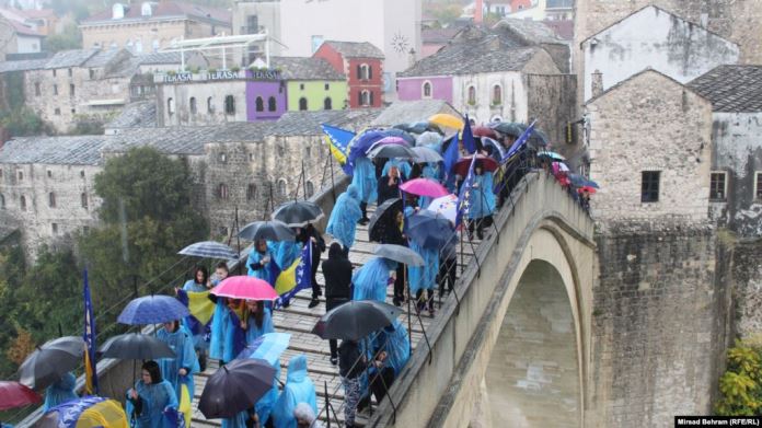 Prkosnim skokom po jakoj kiši i bez aplauza obilježena godišnjica rušenja Starog mosta (VIDEO)