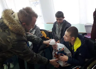 Predstavnici kompanije Almy obradovali mališane novogodišnjim paketićima Almy 1