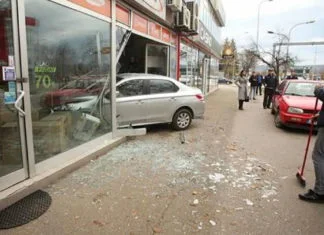 Banjalučanki “zaglavila” štikla pa automobilom završila u radnji Automobil U Radnji Saobraćajna Nezgoda