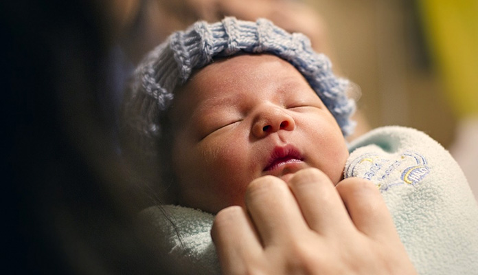 Prva bebina zima: Kako zaštititi novorođenče od hladnog vremena