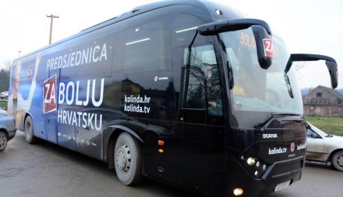 Izborni autobus Kitarović zakačio auto i produžio, pojasnili zašto nisu stali