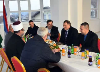 Dodik donirao 100 hiljada KM za izgradnju Islamskog centra u Doboju Sastanak U Doboju Bez Zastave BiH