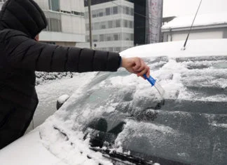 Otopina koja topi led i mraz sa stakala auta Struganje Leda