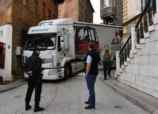 Kamiondžija slijedio navigaciju pa se zaglavio u uskoj ulici u staroj jezgri Sarajeva Zaglavljen Kamion