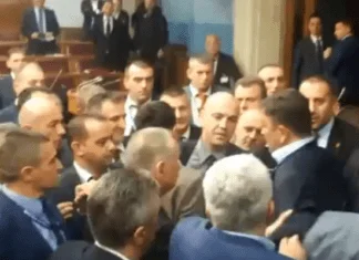 Haos u Skupštini Crne Gore nakon usvajanja Zakona o slobodi vjeroispovijesti (VIDEO)
