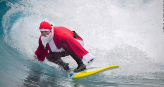 Oko 600 Djedova Mrazova pokorilo valove na Floridi (VIDEO)