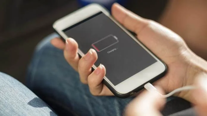 Treba li telefon držati na punjaču tokom noći?