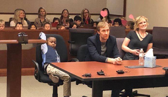 Dječak iz Michigana pozvao cijeli vrtić u sud da proslave njegovo usvajanje