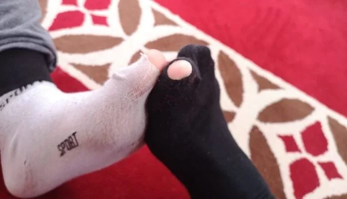 Dječaka bilo stid ući u džamiju poderanih čarapa: Hodža poderao svoje kako bi  mu pomogao