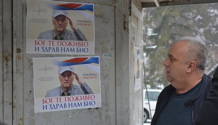 Provokacije u Srebrenici: Lijepili plakate “genocida nije bilo”, veličali Ratka Mladića