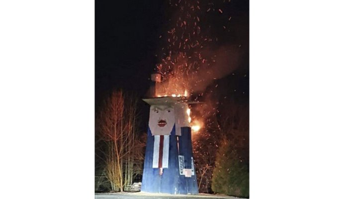 Drvena statua Donalda Trampa spaljena u Sloveniji