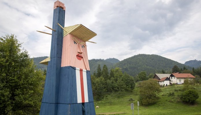 Drvena statua Donalda Trampa spaljena u Sloveniji