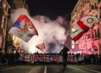Navijači Crvene zvezde protestovali ispred Ambasade Crne Gore