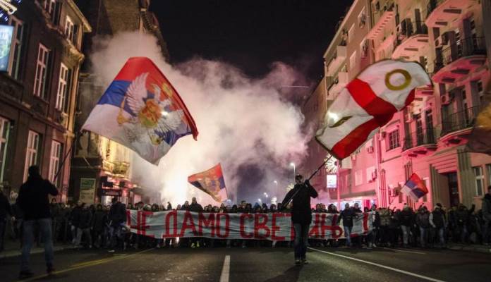 Navijači Crvene zvezde protestovali ispred Ambasade Crne Gore