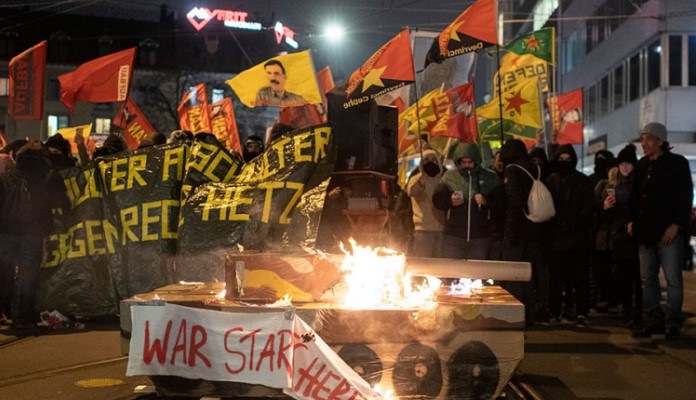 Protesti protiv foruma u Davosu, sukobi s policijom, troje uhapšenih