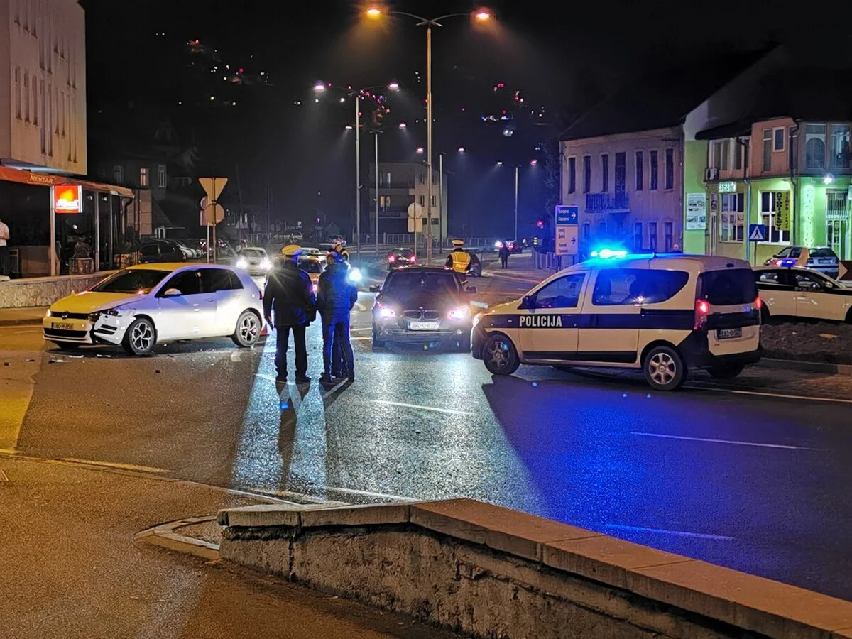 Saobraćajna na kružnom toku kod poliklinike Medicom