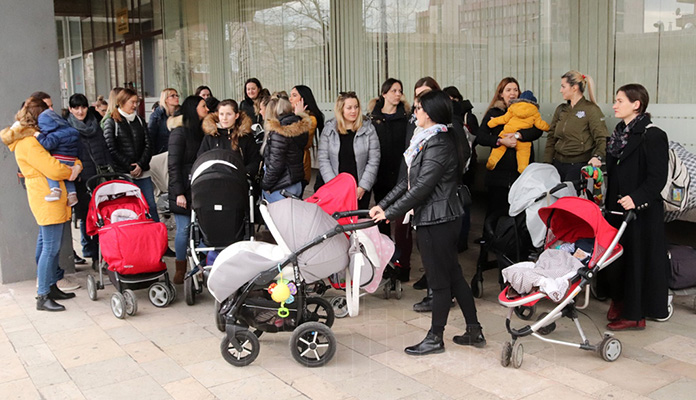 Porodilje protestovale ispred Gradske uprave Zenica (VIDEO+FOTO)