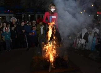 Na karnevalu u Mostaru spaljena lutka s likom Martine Mlinarević Spaljivanje Lutke Mlinarević