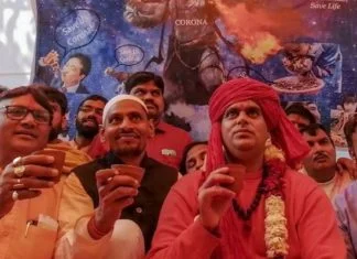 Hinduisti u Indiji piju urin krave, vjeruju da će ih spasiti od koronavirusa