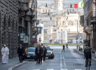 Papa Franjo hodao ulicama Rima i molio za spas od koronavirusa