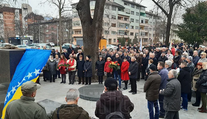 Polaganjem cvijeća u Zenici obilježen Dan nezavisnosti BiH (FOTO)