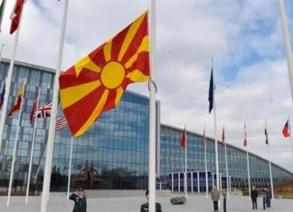 Podignuta zastava Sjeverne Makedonije ispred sjedišta NATO-a Sjeverna Makedonija NATO