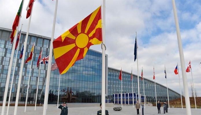 Podignuta zastava Sjeverne Makedonije ispred sjedišta NATO-a
