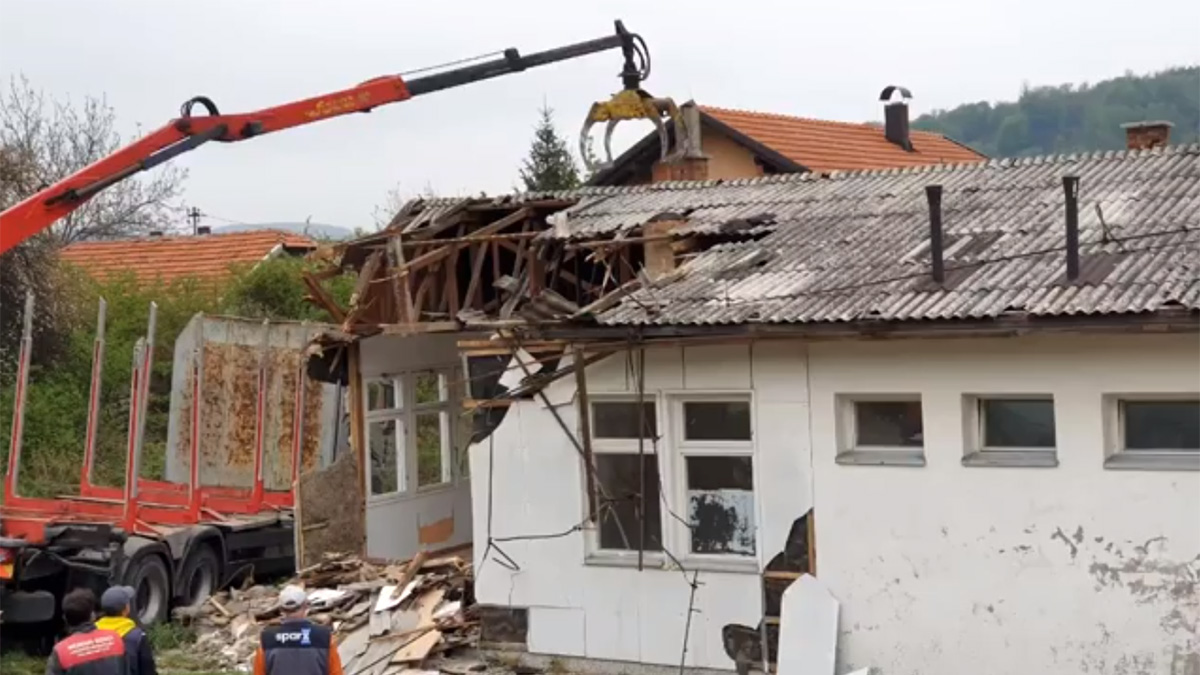 Počelo rušenje stare ambulante porodične medicine u Stranjanima (VIDEO)
