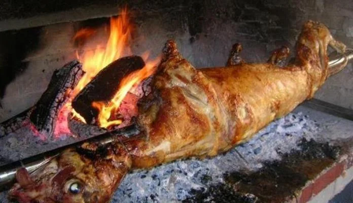 Policija u BiH uhvatila 11 osoba kako peku janje usred policijskog sata