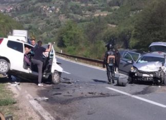 Teška nesreća na putu M-17 kod Zenice, vatrogasci spašavaju vozača