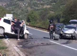 Teška nesreća na putu M-17 kod Zenice, vatrogasci spašavaju vozača