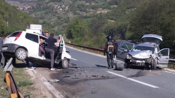 Teška nesreća na putu M-17 kod Zenice, vatrogasci spašavaju vozača