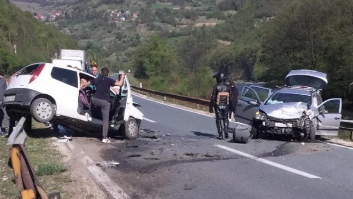 Teška nesreća na putu M-17 kod Zenice, vatrogasci spašavaju vozača