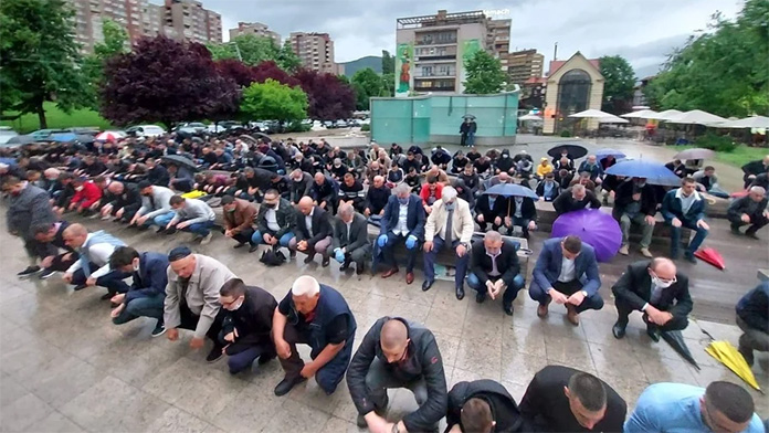 Kiša u Zenici nije pokvarila Bajram-namaz u Čaršijskoj džamiji