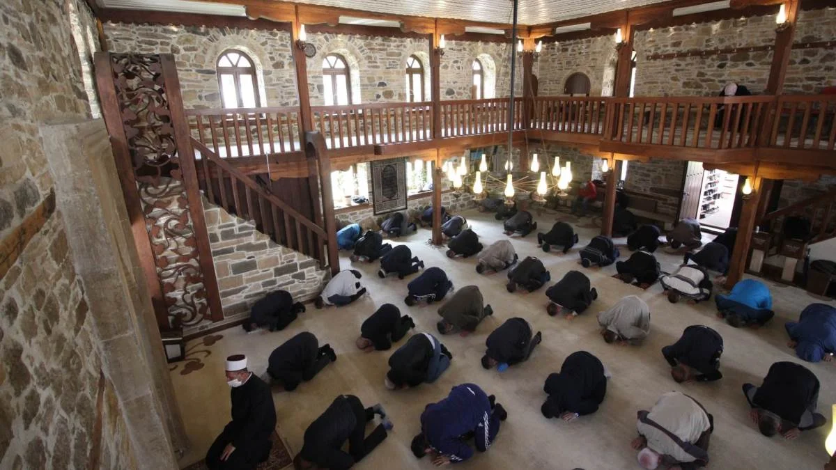 Džematlije u Zenici uz poštivanje mjera obavili namaz